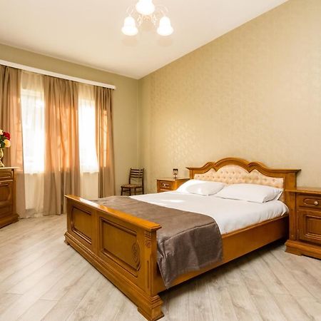 Rustaveli Two Bedroom Apartment With 5 Star Location Тбилиси Екстериор снимка