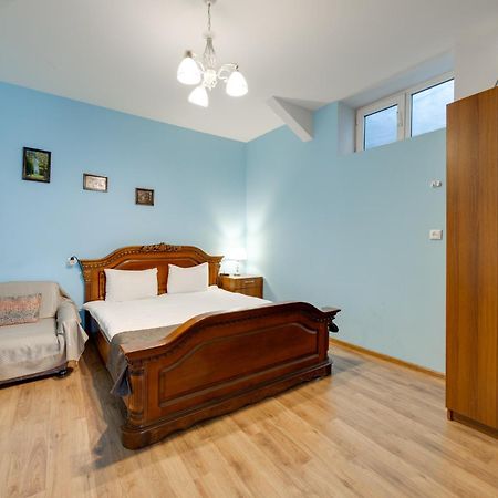 Rustaveli Two Bedroom Apartment With 5 Star Location Тбилиси Екстериор снимка