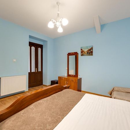 Rustaveli Two Bedroom Apartment With 5 Star Location Тбилиси Екстериор снимка