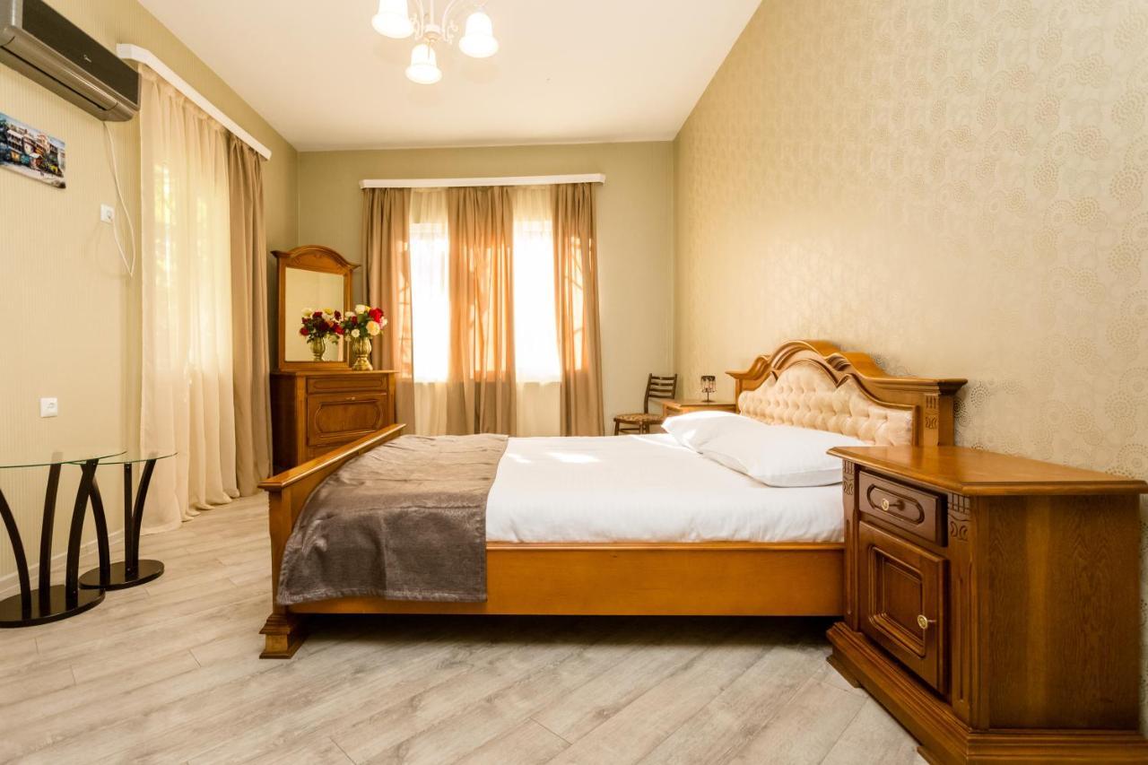 Rustaveli Two Bedroom Apartment With 5 Star Location Тбилиси Екстериор снимка