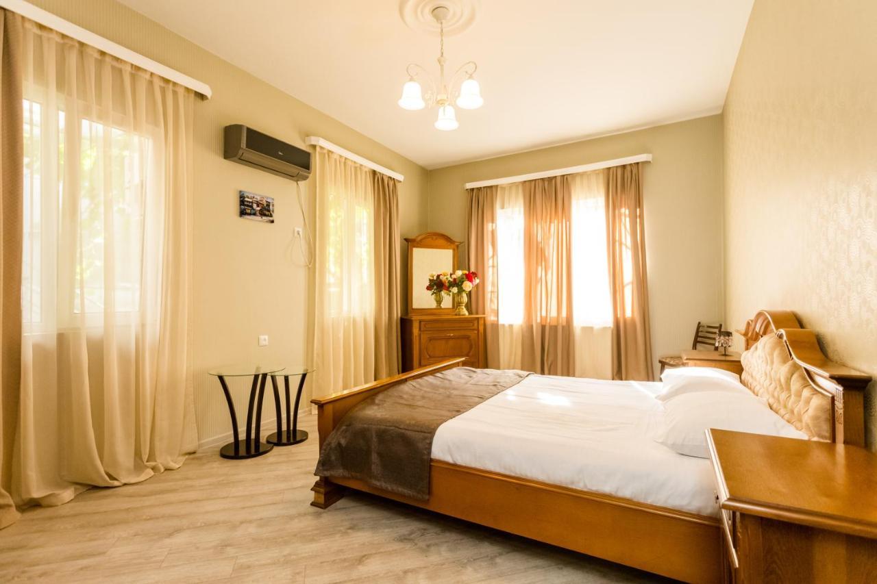 Rustaveli Two Bedroom Apartment With 5 Star Location Тбилиси Екстериор снимка