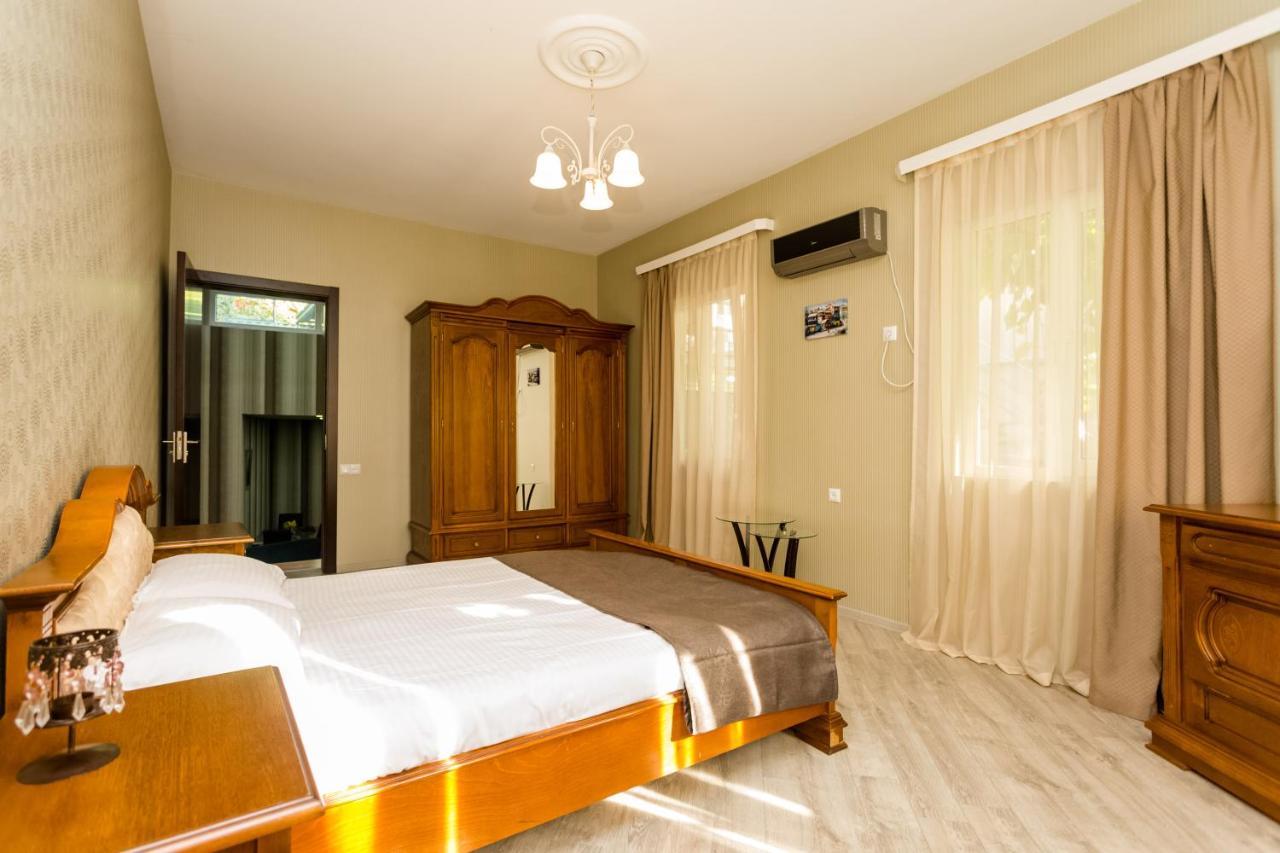 Rustaveli Two Bedroom Apartment With 5 Star Location Тбилиси Екстериор снимка