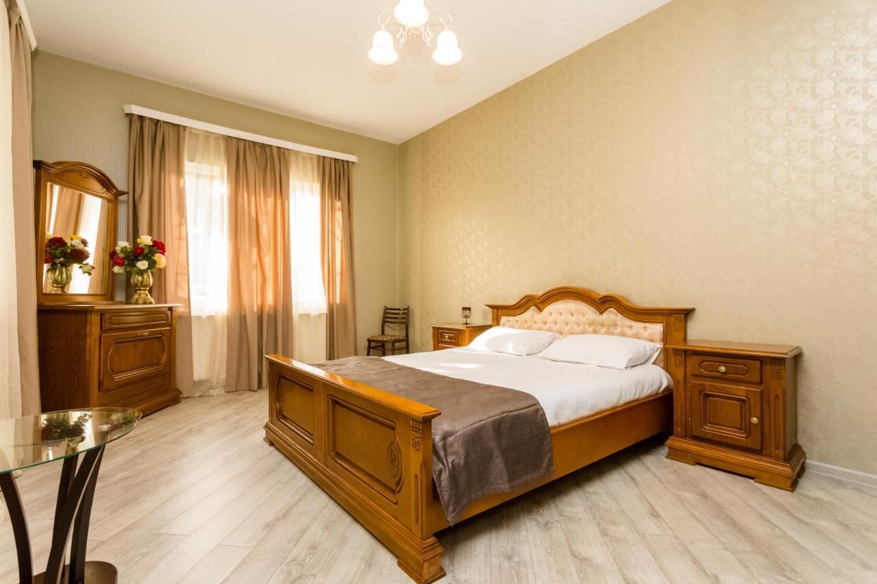 Rustaveli Two Bedroom Apartment With 5 Star Location Тбилиси Екстериор снимка