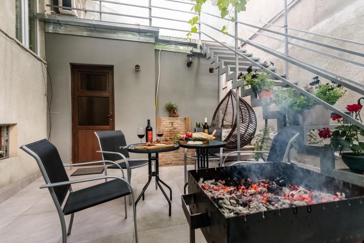 Rustaveli Two Bedroom Apartment With 5 Star Location Тбилиси Екстериор снимка