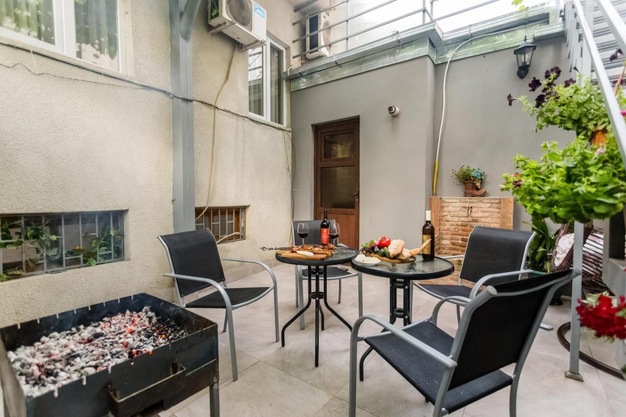 Rustaveli Two Bedroom Apartment With 5 Star Location Тбилиси Екстериор снимка