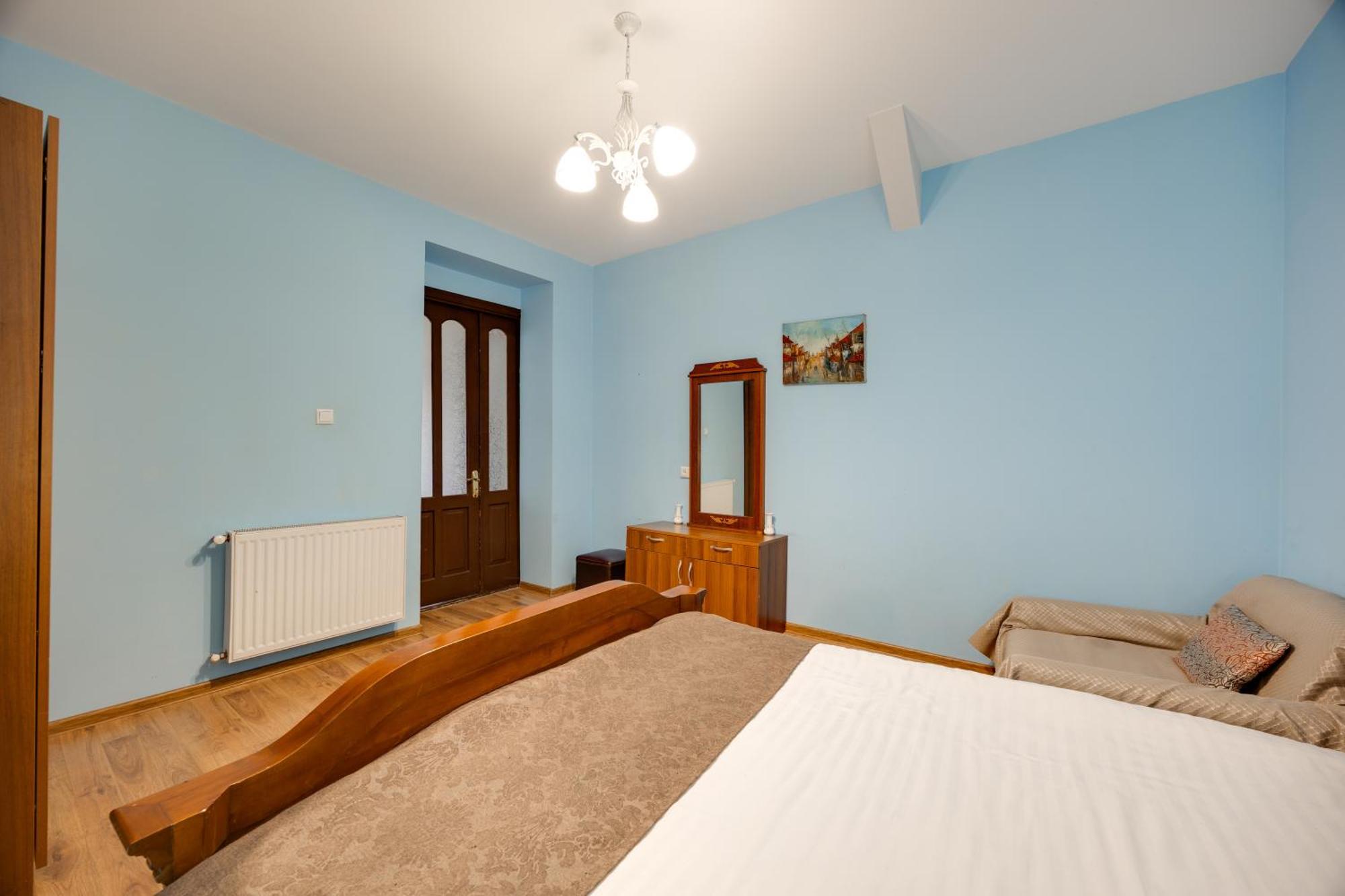 Rustaveli Two Bedroom Apartment With 5 Star Location Тбилиси Екстериор снимка